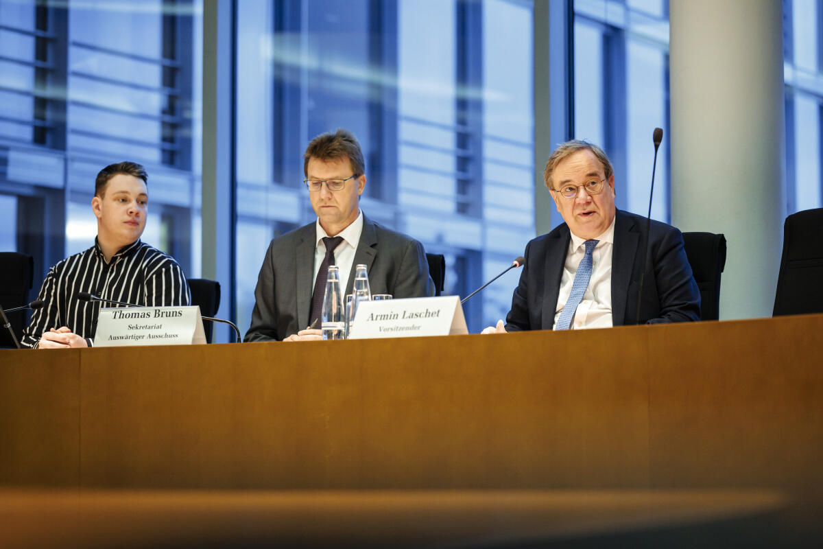 Laschet, Armin Der Vorsitzende des Auswärtigen Ausschusses Armin Laschet (r), CDU/CSU, MdB, leitet die Konstituierung des Unterausschusses Rüstungs- und Proliferationskontrolle, Nichtverbreitung und internationale Abrüstung