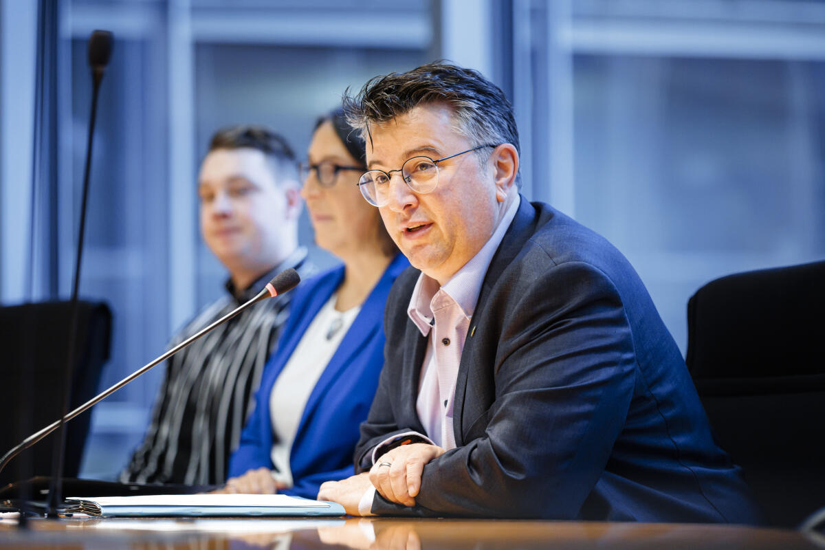 Mijatović, Boris Konstituierung des Unterausschuss Internationale Ordnung, Vereinte Nationen und internationale Organisationen. Boris Mijatovic (r), Bündnis 90/Die Grünen, MdB, leitet die Sitzung. 