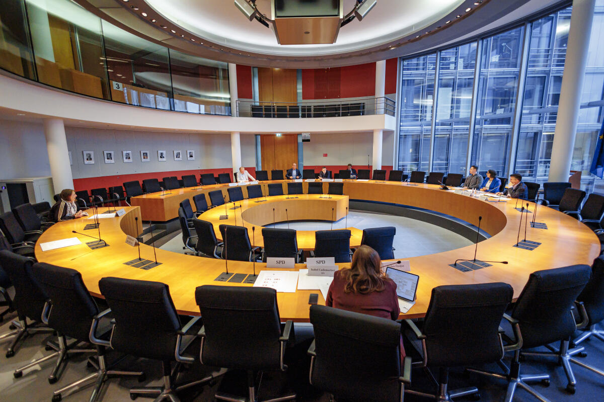 Mijatović, Boris Konstituierung des Unterausschuss Internationale Ordnung, Vereinte Nationen und internationale Organisationen. Boris Mijatovic, Bündnis 90/Die Grünen, MdB, leitet die Sitzung. Hier Blick in den Saal