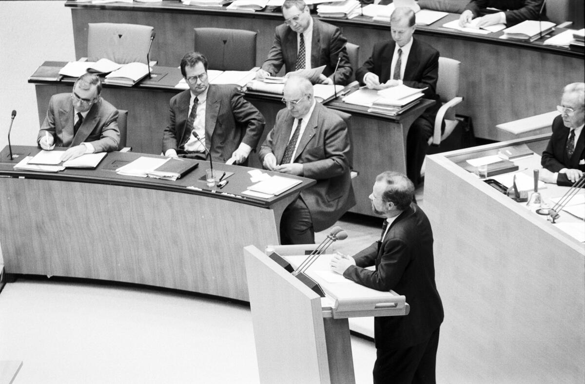 Scharping, Rudolf; Kohl, Helmut; Kinkel, Klaus; Waigel, Theo Rudolf Scharping, SPD, Ministerpräsident von Rheinland-Pfalz hält im Rahmen der Haushaltsdebatte in der 192. Sitzung des 12. Deutschen Bundestags, eine Rede. Re. im Hintergrund die Regierungsbank mit (v.l.) Finanzminister Theo Waigel, CDU; Außenminister Klaus Kinkel, FDP und Bundeskanzler Helmut Kohl, CDU. 