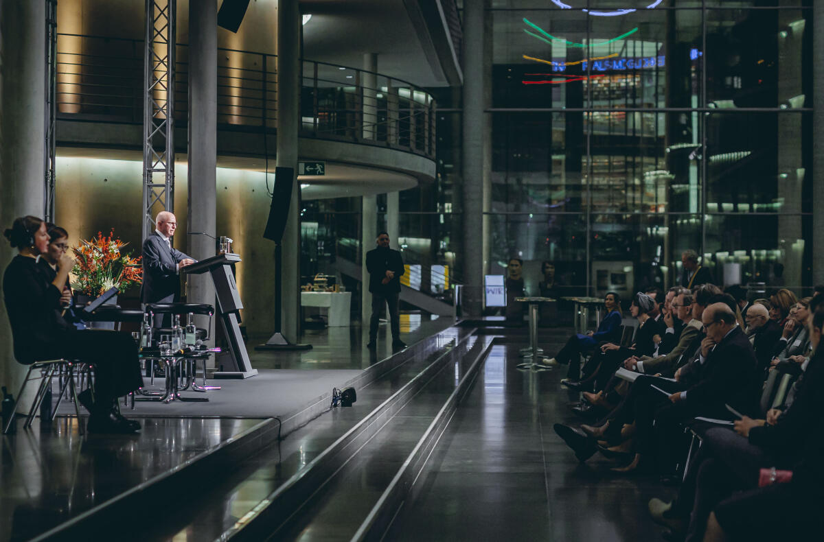  Mark Dainow, , Vizepräsident des Zentralrats der Juden in Deutschland, im Rahmen der Ausstellungseröffnung "Gesetz zum Leben: Wie jüdische Kontingentflüchtlinge in Deutschland ankamen" in der Halle des Paul-Löbe-Hauses.