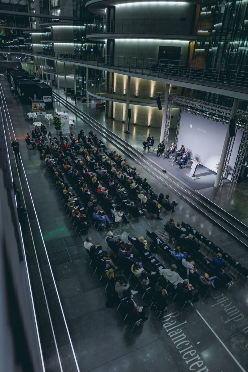  Podiumsdiskussion im Rahmen der Ausstellungseröffnung "Gesetz zum Leben: Wie jüdische Kontingentflüchtlinge in Deutschland ankamen" in der Halle des Paul-Löbe-Hauses mit (vlnr) Dr. Anastassia, Pletoukhina, Sozialwissenschaftlerin und Direktorin des Nevatim-Programms der Jewish Agency for Israel, Dimitrij Belkin, Historiker und CEO der Nathan Peter Levinson Stiftung, Sharon Adler, Fotografin und Journalistin, Dr. Felix Klein, Beauftragter der Bundesregierung für jüdisches Leben in Deutschland und den Kampf gegen Antisemitismus, und Aron Schuster, Direktor der Zentralwohlfahrtstelle der Juden in Deutschland.