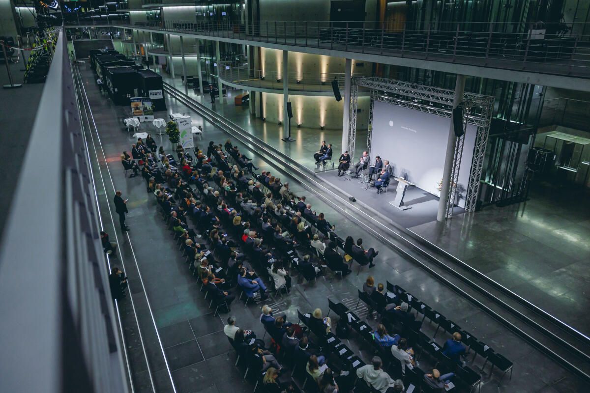  Podiumsdiskussion im Rahmen der Ausstellungseröffnung "Gesetz zum Leben: Wie jüdische Kontingentflüchtlinge in Deutschland ankamen" in der Halle des Paul-Löbe-Hauses mit (vlnr) Dr. Anastassia, Pletoukhina, Sozialwissenschaftlerin und Direktorin des Nevatim-Programms der Jewish Agency for Israel, Dimitrij Belkin, Historiker und CEO der Nathan Peter Levinson Stiftung, Sharon Adler, Fotografin und Journalistin, Dr. Felix Klein, Beauftragter der Bundesregierung für jüdisches Leben in Deutschland und den Kampf gegen Antisemitismus, und Aron Schuster, Direktor der Zentralwohlfahrtstelle der Juden in Deutschland.