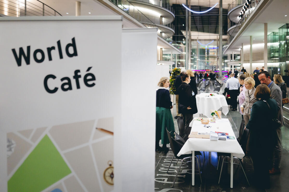  Besucher im Rahmen der Ausstellungseröffnung "Gesetz zum Leben: Wie jüdische Kontingentflüchtlinge in Deutschland ankamen" im "World Café" in der Halle des Paul-Löbe-Hauses.