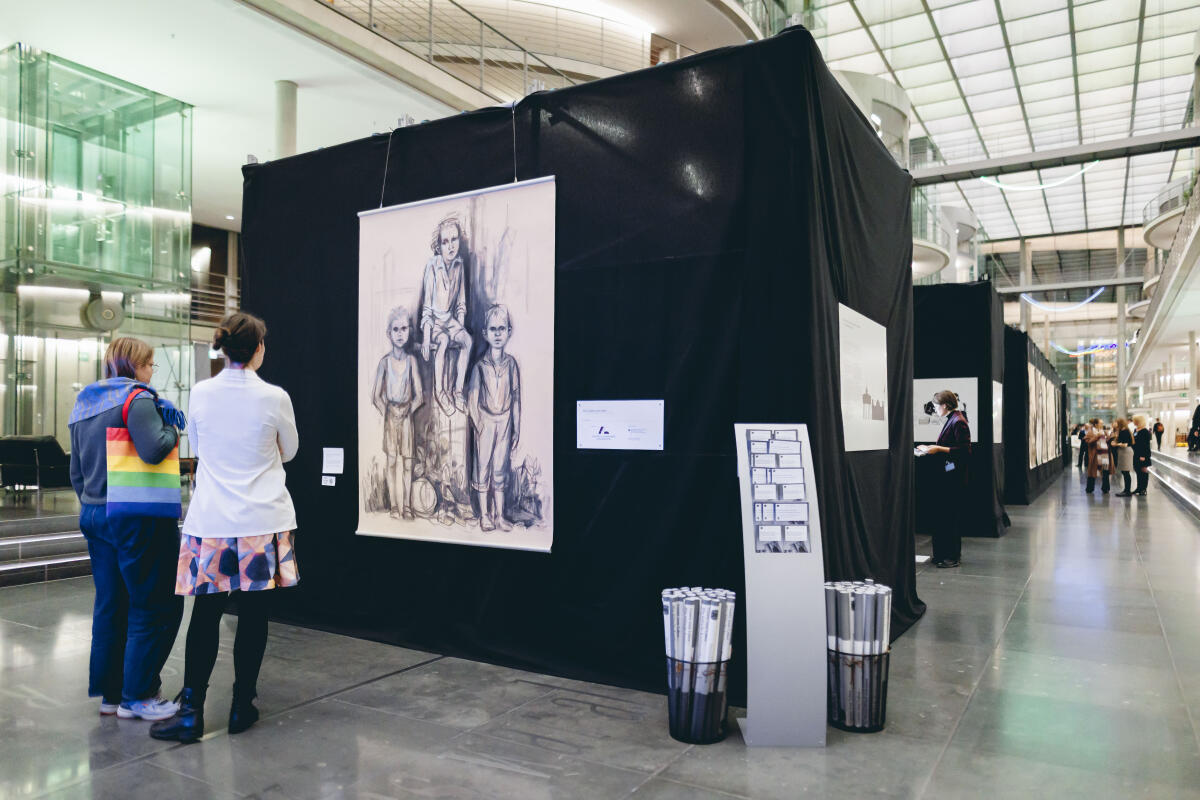  Besucher in der Ausstellung "Gesetz zum Leben: Wie jüdische Kontingentflüchtlinge in Deutschland ankamen" in der Halle des Paul-Löbe-Hauses.