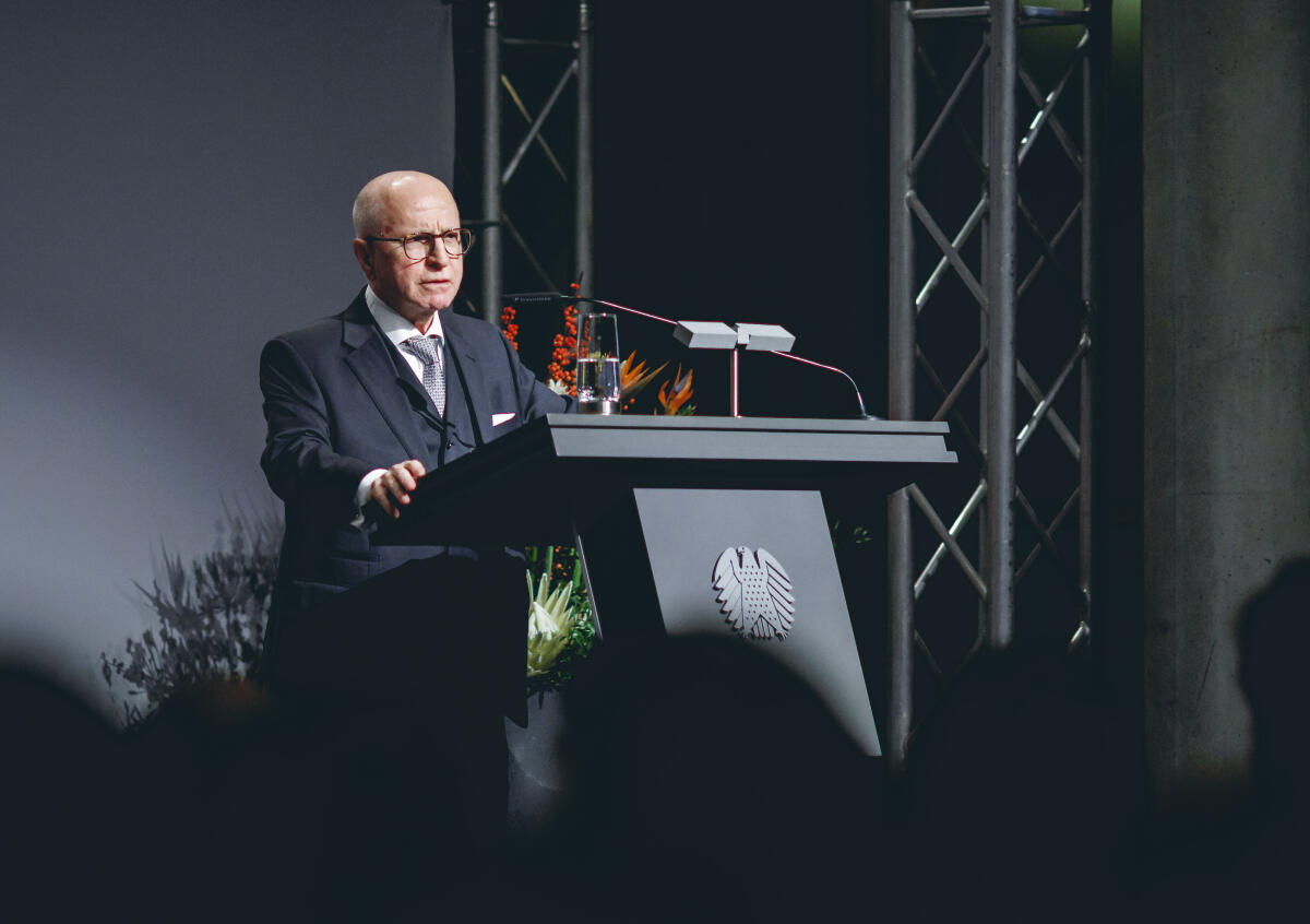  Ausstellungseröffnung "Gesetz zum Leben: Wie jüdische Kontingentflüchtlinge in Deutschland ankamen" in der Halle des Paul-Löbe-Hauses. Hier Mark Dainow (im Bild), Vizepräsident des Zentralrats der Juden in Deutschland, während seiner Rede.