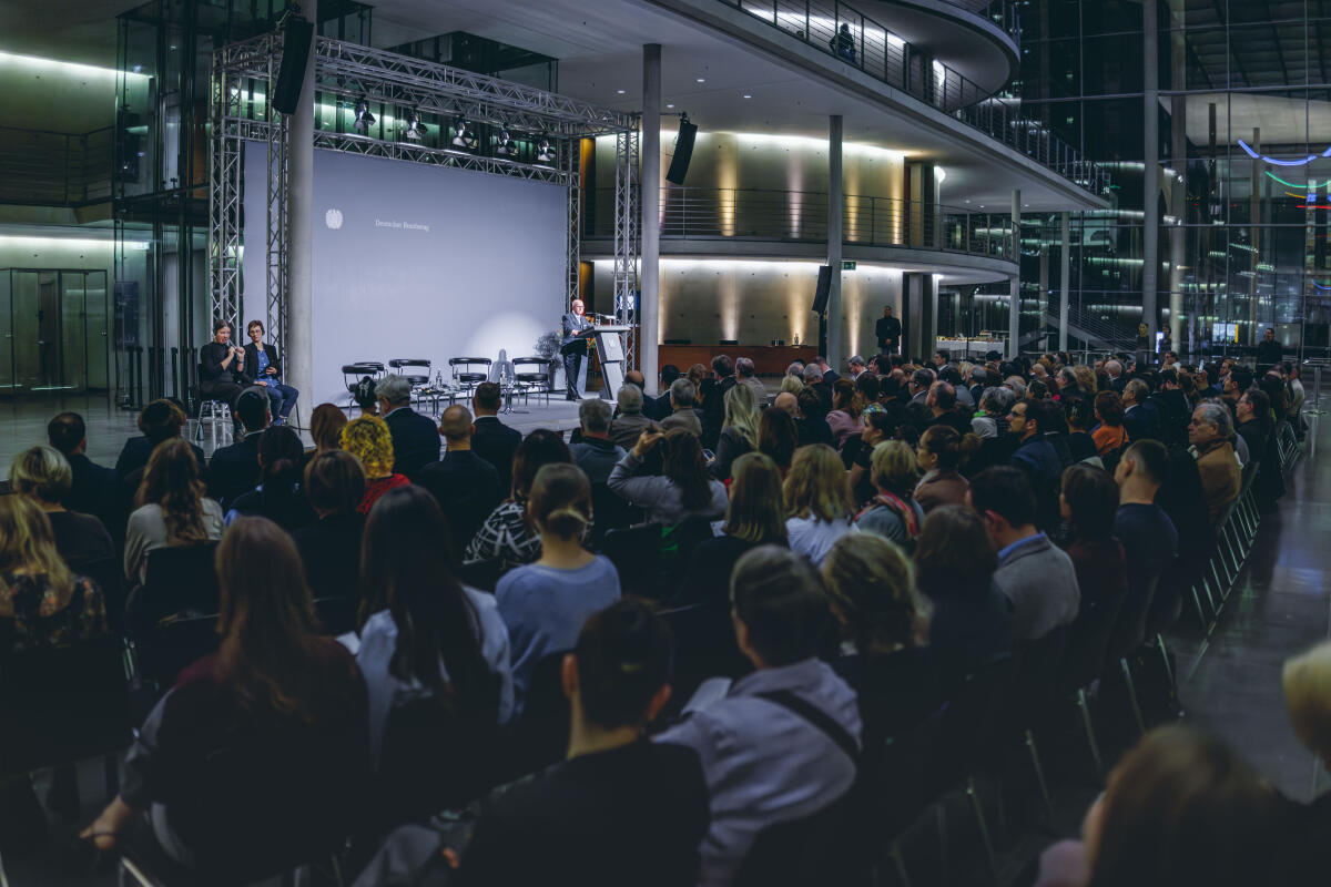  Ausstellungseröffnung "Gesetz zum Leben: Wie jüdische Kontingentflüchtlinge in Deutschland ankamen" in der Halle des Paul-Löbe-Hauses. Hier Mark Dainow (im Bild), Vizepräsident des Zentralrats der Juden in Deutschland, während seiner Rede.