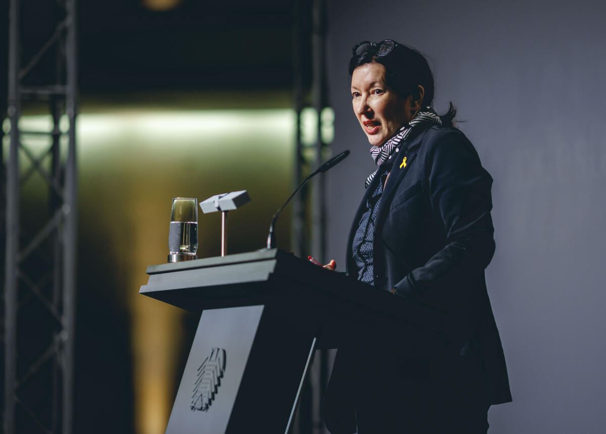  Ausstellungseröffnung "Gesetz zum Leben: Wie jüdische Kontingentflüchtlinge in Deutschland ankamen" in der Halle des Paul-Löbe-Hauses. Hier Sharon Adler (im Bild), Fotografin und Journalistin während ihrer Rede.