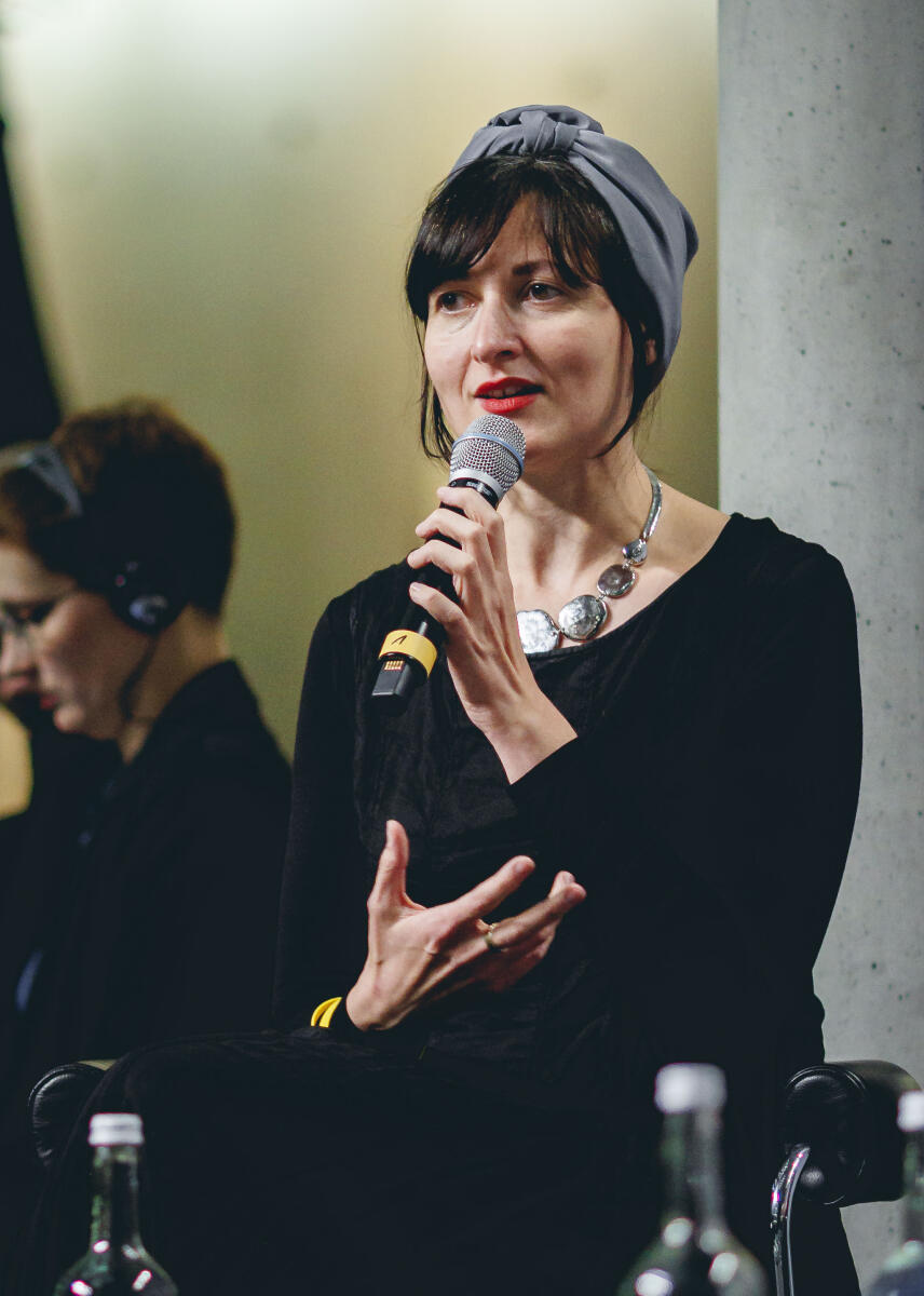  Podiumsdiskussion im Rahmen der Ausstellungseröffnung "Gesetz zum Leben: Wie jüdische Kontingentflüchtlinge in Deutschland ankamen" in der Halle des Paul-Löbe-Hauses mit  Dr. Anastassia (im Bild), Pletoukhina, Sozialwissenschaftlerin und Direktorin des Nevatim-Programms der Jewish Agency for Israel.