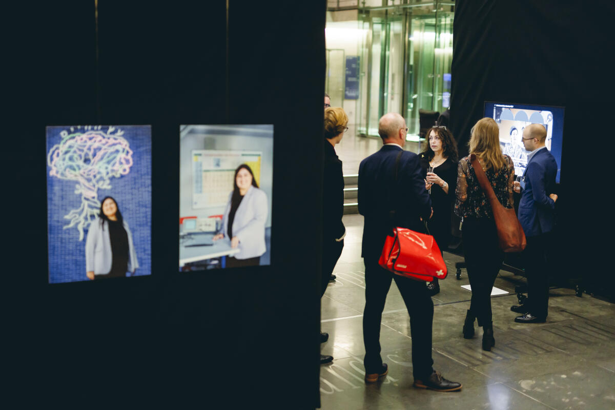  Ernesta (Era) Freidzon (2vr), Künstlerin und Kuratorin der Ausstellung "Gesetz zum Leben: Wie jüdische Kontingentflüchtlinge in Deutschland ankamen" führt Besucher durch die Ausstellung in der Halle des Paul-Löbe-Hauses.