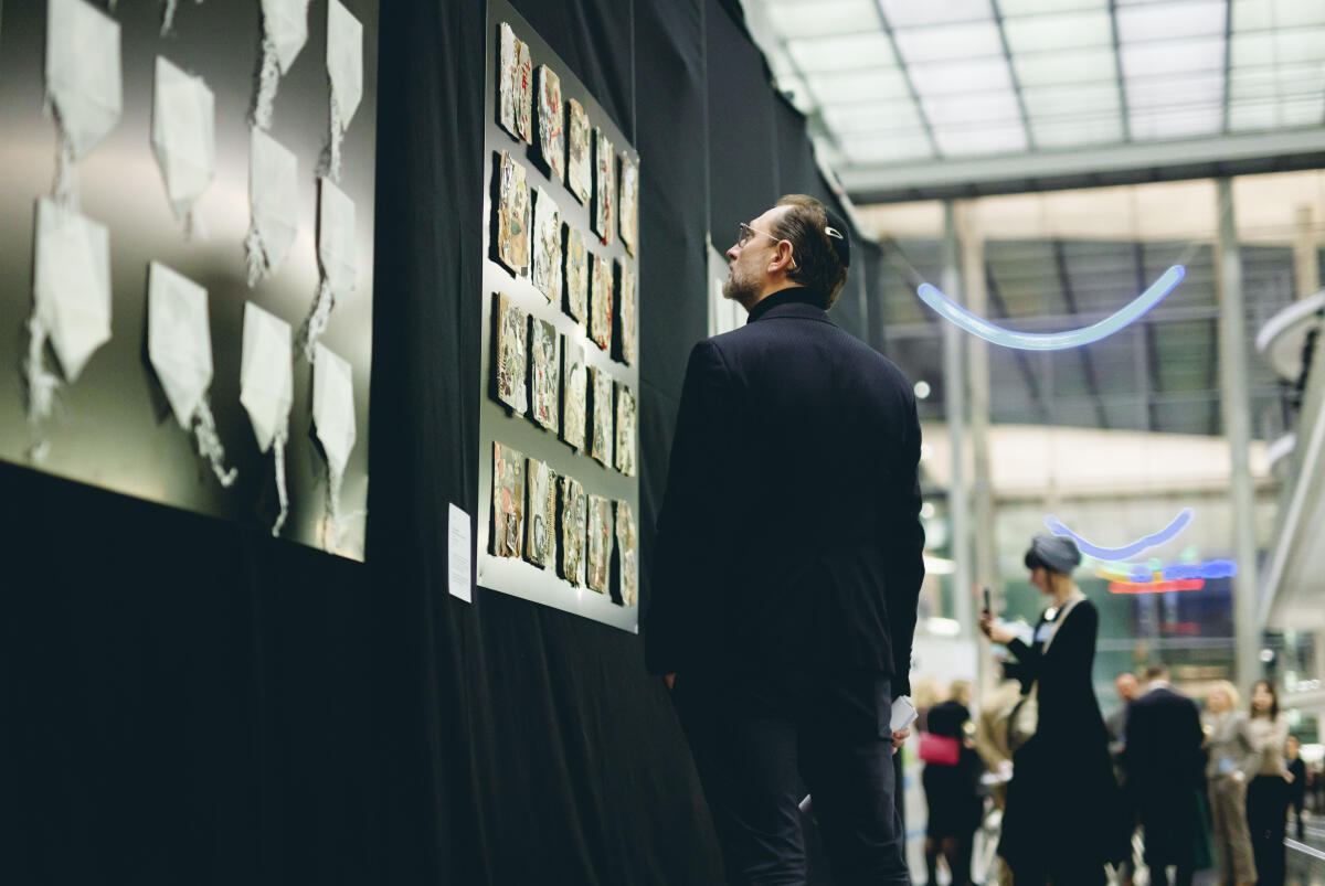  Besucher in der Ausstellung "Gesetz zum Leben: Wie jüdische Kontingentflüchtlinge in Deutschland ankamen" in der Halle des Paul-Löbe-Hauses.