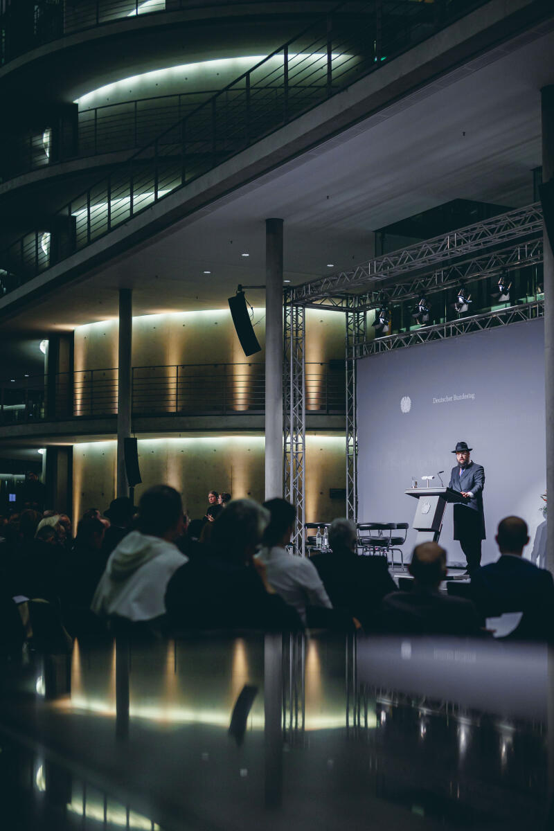  Ausstellungseröffnung "Gesetz zum Leben: Wie jüdische Kontingentflüchtlinge in Deutschland ankamen" in der Halle des Paul-Löbe-Hauses. Hier Yehuda Teichtal (im Bild), Vorstandsvorsitzender und Oberrabbiner der Jüdischen Gemeinde Chabad Berlin, während seiner Rede.