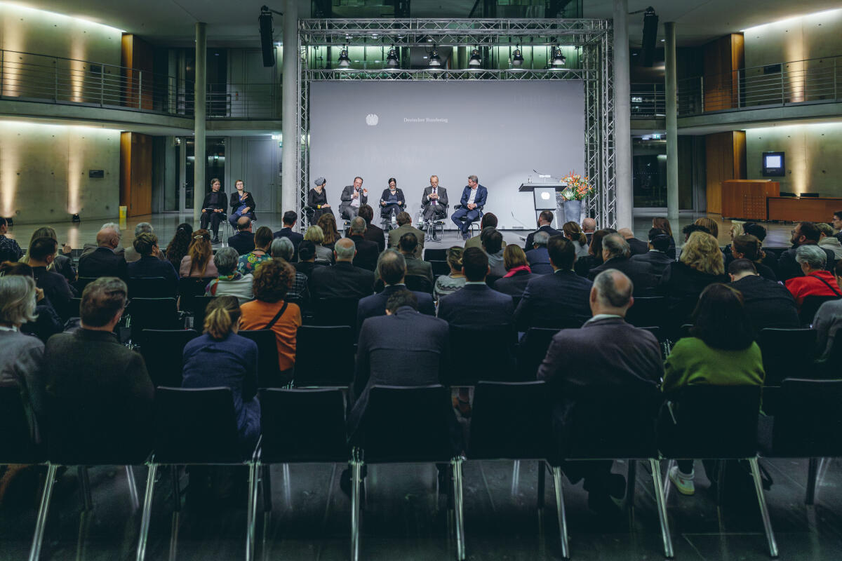  Podiumsdiskussion im Rahmen der Ausstellungseröffnung "Gesetz zum Leben: Wie jüdische Kontingentflüchtlinge in Deutschland ankamen" in der Halle des Paul-Löbe-Hauses mit (vlnr) Dr. Anastassia, Pletoukhina, Sozialwissenschaftlerin und Direktorin des Nevatim-Programms der Jewish Agency for Israel, Dimitrij Belkin, Historiker und CEO der Nathan Peter Levinson Stiftung, Sharon Adler, Fotografin und Journalistin, Dr. Felix Klein, Beauftragter der Bundesregierung für jüdisches Leben in Deutschland und den Kampf gegen Antisemitismus, und Aron Schuster, Direktor der Zentralwohlfahrtstelle der Juden in Deutschland.
