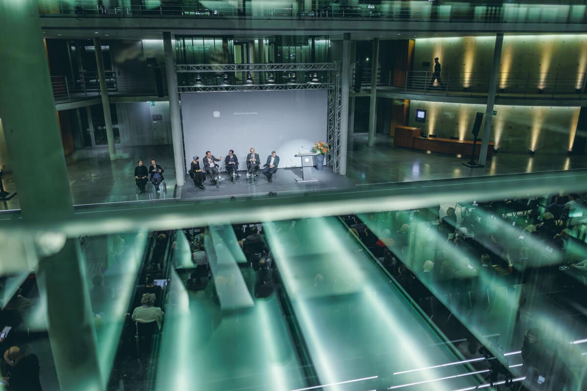  Dr. Anastassia, Pletoukhina, Sozialwissenschaftlerin und Direktorin des Nevatim-Programms der Jewish Agency for Israel, Dimitrij Belkin, Historiker und CEO der Nathan Peter Levinson Stiftung, Sharon Adler, Fotografin und Journalistin, Dr. Felix Klein, Beauftragter der Bundesregierung für jüdisches Leben in Deutschland und den Kampf gegen Antisemitismus, und Aron Schuster, Direktor der Zentralwohlfahrtstelle der Juden in Deutschland (v.l.n.r.), während einer Podiumsdiskussion im Rahmen der Ausstellungseröffnung "Gesetz zum Leben: Wie jüdische Kontingentflüchtlinge in Deutschland ankamen" in der Halle des Paul-Löbe-Hauses.