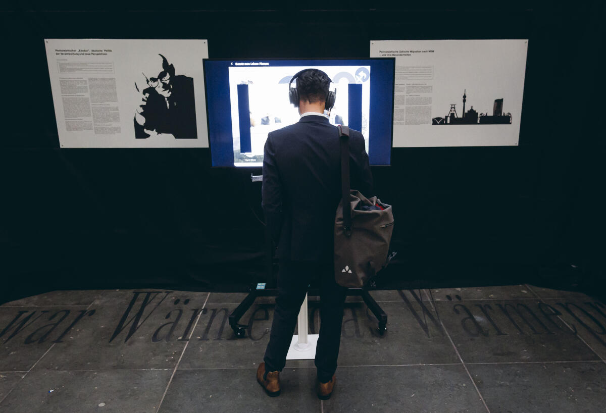  Besucher in der Ausstellung "Gesetz zum Leben: Wie jüdische Kontingentflüchtlinge in Deutschland ankamen" in der Halle des Paul-Löbe-Hauses.