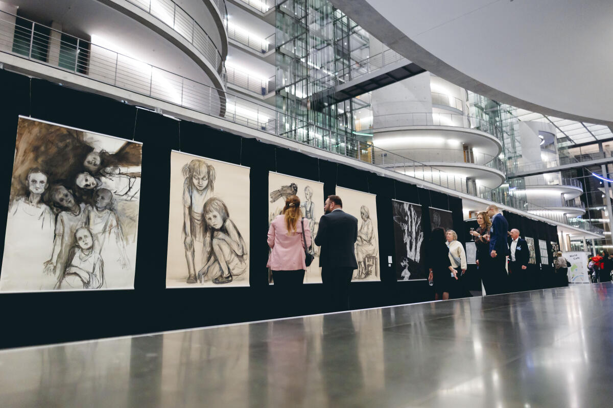  Besucher im Rahmen der Ausstellungseröffnung "Gesetz zum Leben: Wie jüdische Kontingentflüchtlinge in Deutschland ankamen" in der Halle des Paul-Löbe-Hauses.