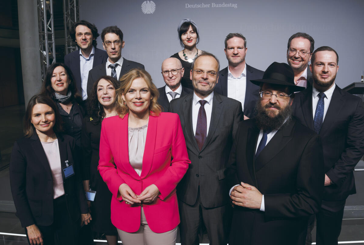 Klöckner, Julia Ausstellungseröffnung "Gesetz zum Leben: Wie jüdische Kontingentflüchtlinge in Deutschland ankamen" in der Halle des Paul-Löbe-Hauses. Hier Gruppenfoto (vlnr) Lena Altman, Co-CEO der Alfred Landecker Foundation, Sharon Adler, Fotografin und Journalistin, Pavlo Slobodnychenko, Fotograf, Ernesta (Era) Freidzon, Künstlerin und Kuratorin der Ausstellung, Benjamin Weber, Aussteller, Bundestagspräsidentin Julia Klöckner, CDU/CSU, MdB, Mark Dainow, Vizepräsident des Zentralrats der Juden in Deutschland, Dr. Anastassia, Pletoukhina, Sozialwissenschaftlerin und Direktorin des Nevatim-Programms der Jewish Agency for Israel, Dr. Felix Klein, Beauftragter der Bundesregierung für jüdisches Leben in Deutschland und den Kampf gegen Antisemitismus, Aron Schuster, Direktor der Zentralwohlfahrtstelle der Juden in Deutschland, Yehuda Teichtal, Vorstandsvorsitzender und Oberrabbiner der Jüdischen Gemeinde Chabad Berlin, Dimitrij Belkin, Historiker und CEO der Nathan Peter Levinson Stiftung, und Vadim Basin, Leiter der Presseabteilung Jüdische Gemeinde Chabad Berlin.