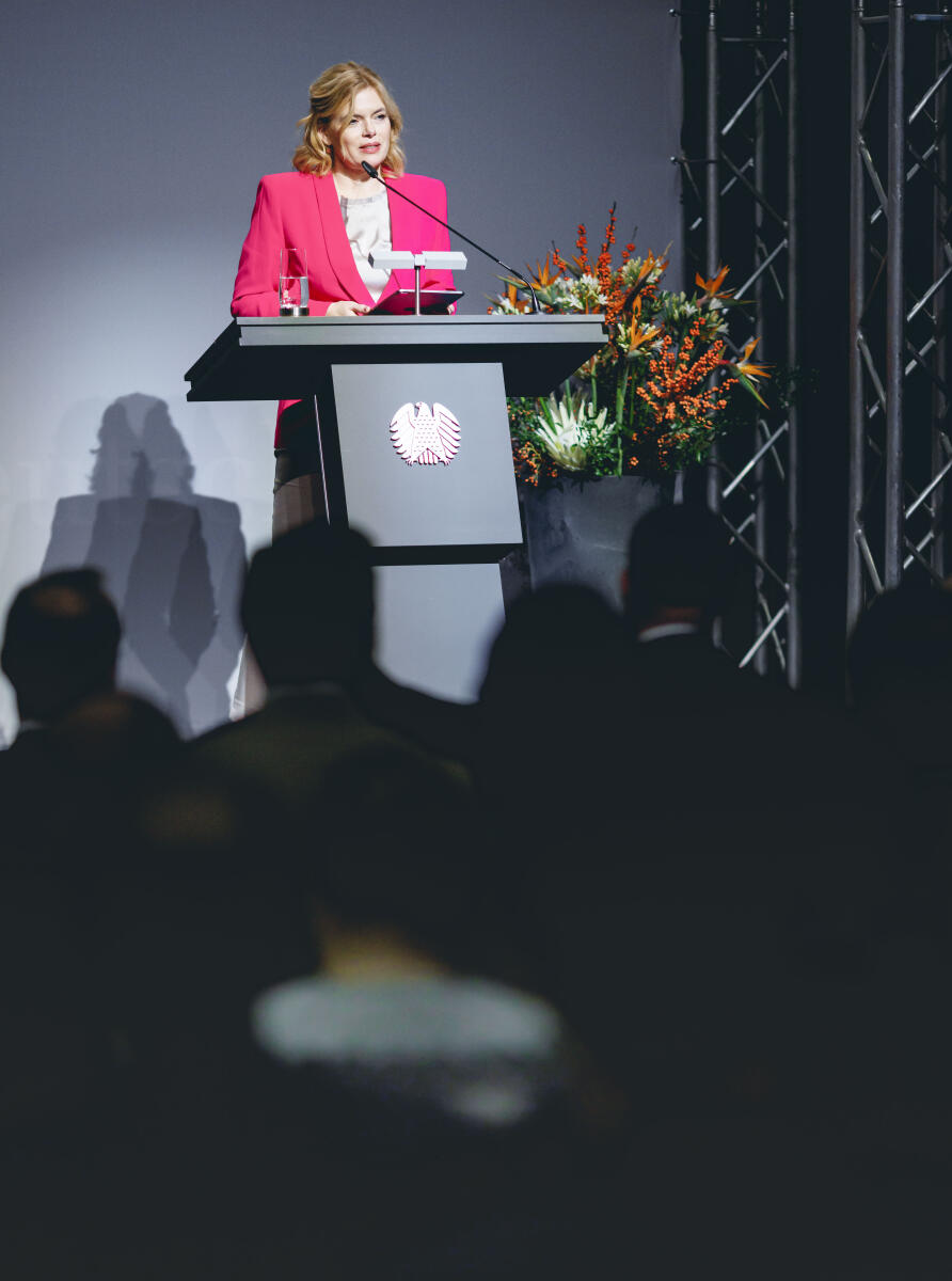 Klöckner, Julia Bundestagspräsidentin Julia Klöckner (im Bild), CDU/CSU, MdB, eröffnet die Ausstellung "Gesetz zum Leben: Wie jüdische Kontingentflüchtlinge in Deutschland ankamen" in der Halle des Paul-Löbe-Hauses.
