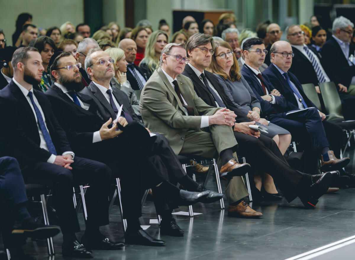  Ausstellungseröffnung "Gesetz zum Leben: Wie jüdische Kontingentflüchtlinge in Deutschland ankamen" in der Halle des Paul-Löbe-Hauses. Hier (vlnr) Vadim Basin, Leiter der Presseabteilung Jüdische Gemeinde Chabad Berlin, Yehuda Teichtal, Vorstandsvorsitzender und Oberrabbiner der Jüdischen Gemeinde Chabad Berlin, Dr. Felix Klein, Beauftragter der Bundesregierung für jüdisches Leben in Deutschland und den Kampf gegen Antisemitismus, und Bundestagsvizepräsident Bodo Ramelow, Die Linke., MdB, im Publikum.