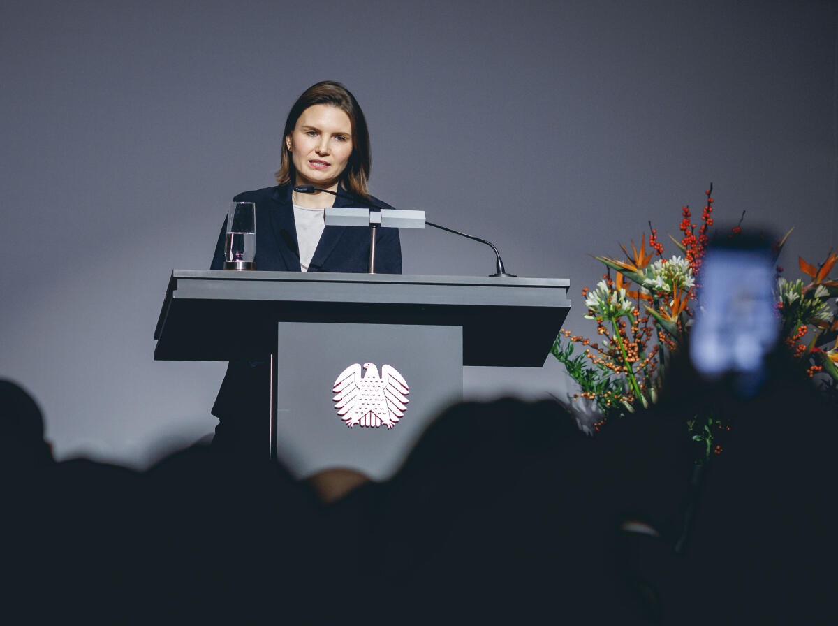  Ausstellungseröffnung "Gesetz zum Leben: Wie jüdische Kontingentflüchtlinge in Deutschland ankamen" in der Halle des Paul-Löbe-Hauses. Hier Lena Altman (im Bild), Co-CEO der Alfred Landecker Foundation, während ihrer Rede.; 