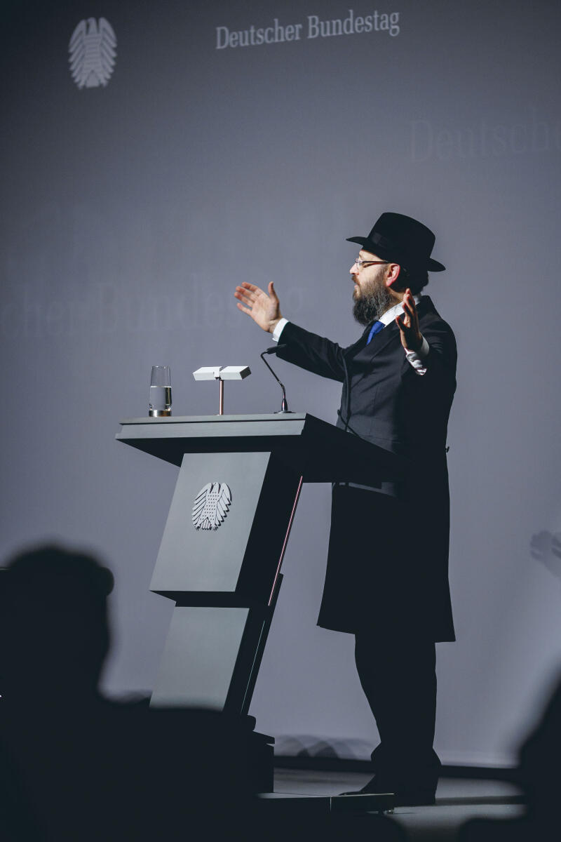  Ausstellungseröffnung "Gesetz zum Leben: Wie jüdische Kontingentflüchtlinge in Deutschland ankamen" in der Halle des Paul-Löbe-Hauses. Hier Yehuda Teichtal (im Bild), Vorstandsvorsitzender und Oberrabbiner der Jüdischen Gemeinde Chabad Berlin, während seiner Rede.