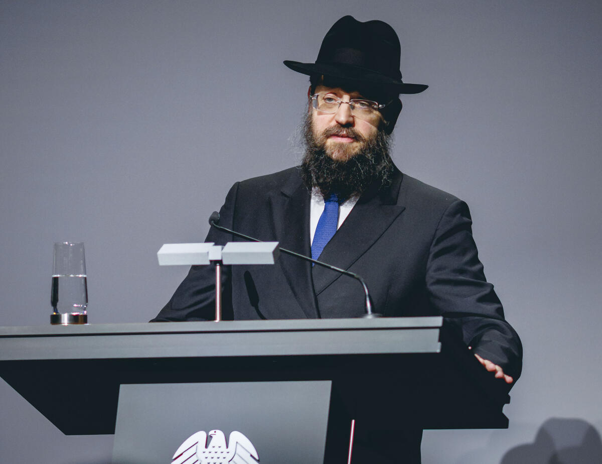  Ausstellungseröffnung "Gesetz zum Leben: Wie jüdische Kontingentflüchtlinge in Deutschland ankamen" in der Halle des Paul-Löbe-Hauses. Hier Yehuda Teichtal (im Bild), Vorstandsvorsitzender und Oberrabbiner der Jüdischen Gemeinde Chabad Berlin, während seiner Rede.