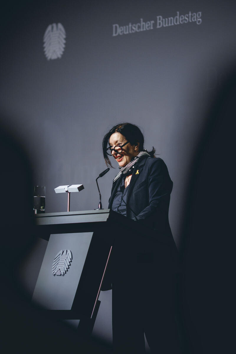  Ausstellungseröffnung "Gesetz zum Leben: Wie jüdische Kontingentflüchtlinge in Deutschland ankamen" in der Halle des Paul-Löbe-Hauses. Hier Sharon Adler (im Bild), Fotografin und Journalistin während ihrer Rede.