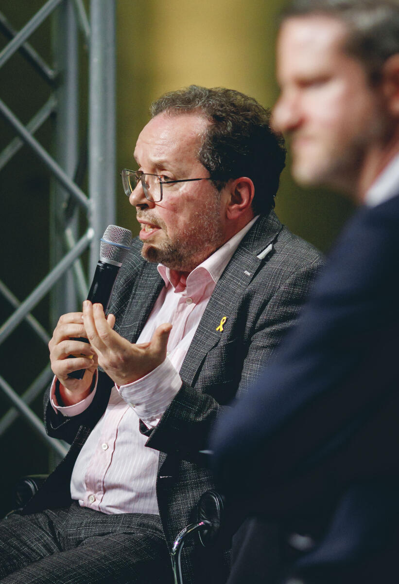  Podiumsdiskussion im Rahmen der Ausstellungseröffnung "Gesetz zum Leben: Wie jüdische Kontingentflüchtlinge in Deutschland ankamen" in der Halle des Paul-Löbe-Hauses mit Dimitrij Belkin (im Bild), Historiker und CEO der Nathan Peter Levinson Stiftung.