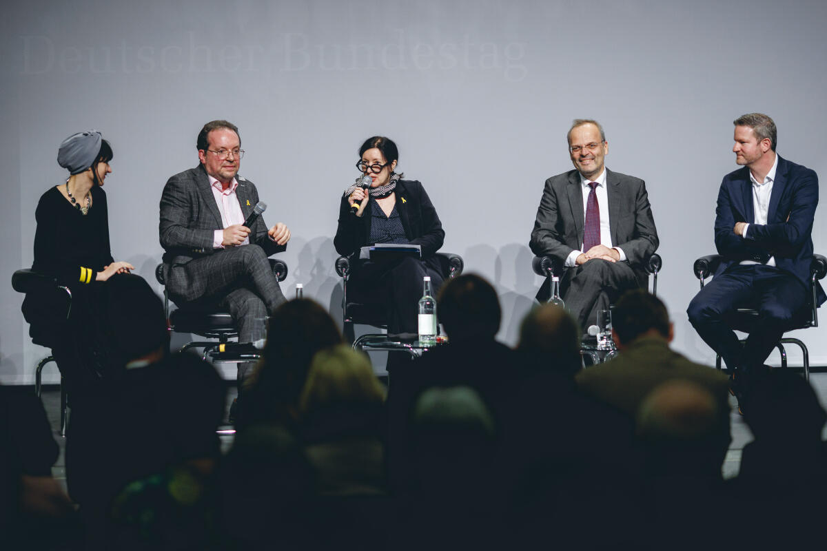  Podiumsdiskussion im Rahmen der Ausstellungseröffnung "Gesetz zum Leben: Wie jüdische Kontingentflüchtlinge in Deutschland ankamen" in der Halle des Paul-Löbe-Hauses mit (vlnr) Dr. Anastassia, Pletoukhina, Sozialwissenschaftlerin und Direktorin des Nevatim-Programms der Jewish Agency for Israel, Dimitrij Belkin, Historiker und CEO der Nathan Peter Levinson Stiftung, Sharon Adler, Fotografin und Journalistin, Dr. Felix Klein, Beauftragter der Bundesregierung für jüdisches Leben in Deutschland und den Kampf gegen Antisemitismus, und Aron Schuster, Direktor der Zentralwohlfahrtstelle der Juden in Deutschland.
