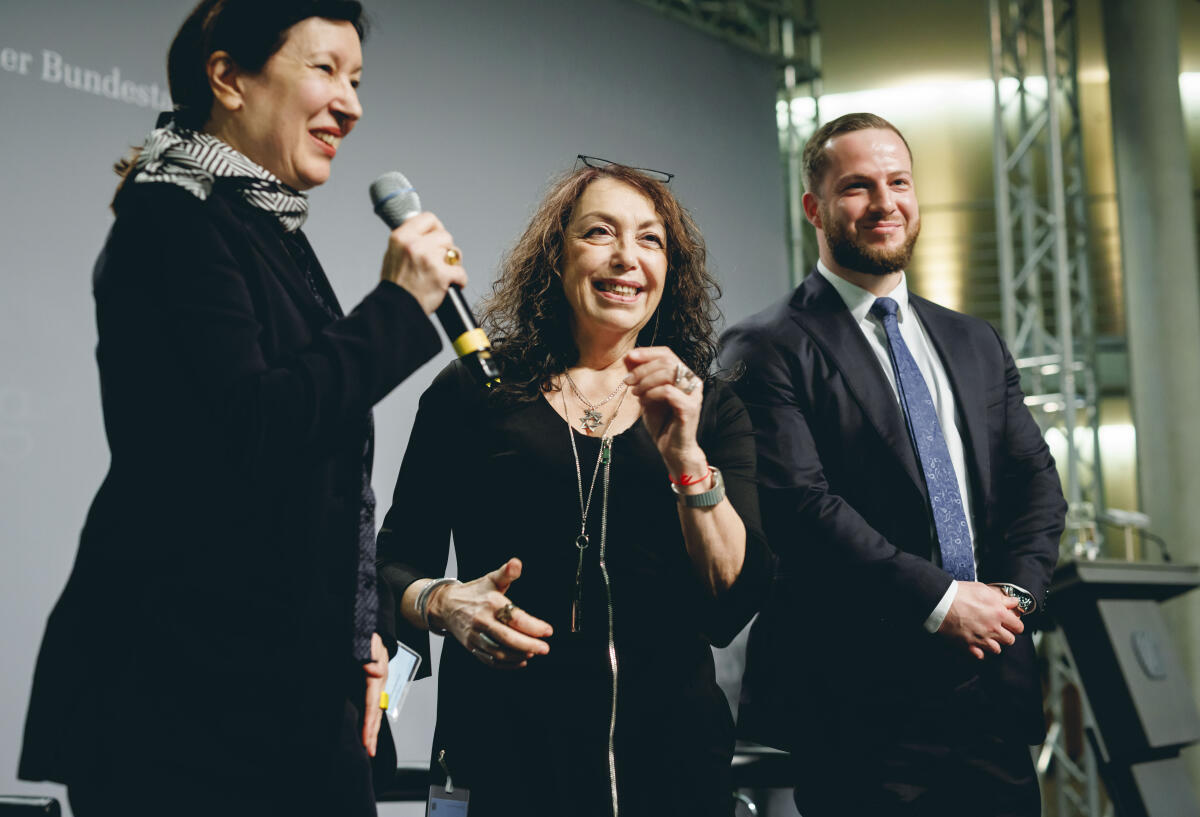  Podiumsdiskussion im Rahmen der Ausstellungseröffnung "Gesetz zum Leben: Wie jüdische Kontingentflüchtlinge in Deutschland ankamen" in der Halle des Paul-Löbe-Hauses hier (vlnr) Sharon Adler, Fotografin und Journalistin, Ernesta (Era) Freidzon, Künstlerin und Kuratorin der Ausstellung, und Vadim Basin, Leiter der Presseabteilung Jüdische Gemeinde Chabad Berlin.