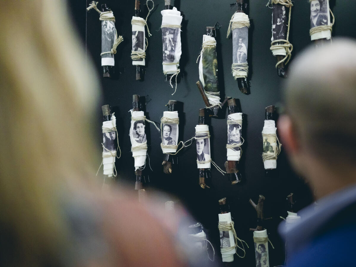  Impression der Ausstellung "Gesetz zum Leben: Wie jüdische Kontingentflüchtlinge in Deutschland ankamen" in der Halle des Paul-Löbe-Hauses.