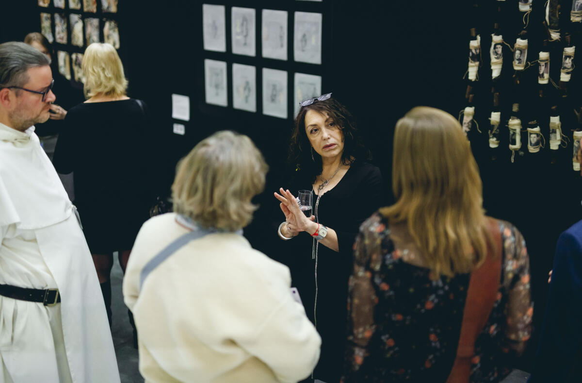  Ernesta (Era) Freidzon (im Bild), Künstlerin und Kuratorin der Ausstellung "Gesetz zum Leben: Wie jüdische Kontingentflüchtlinge in Deutschland ankamen" führt Besucher durch die Ausstellung in der Halle des Paul-Löbe-Hauses.