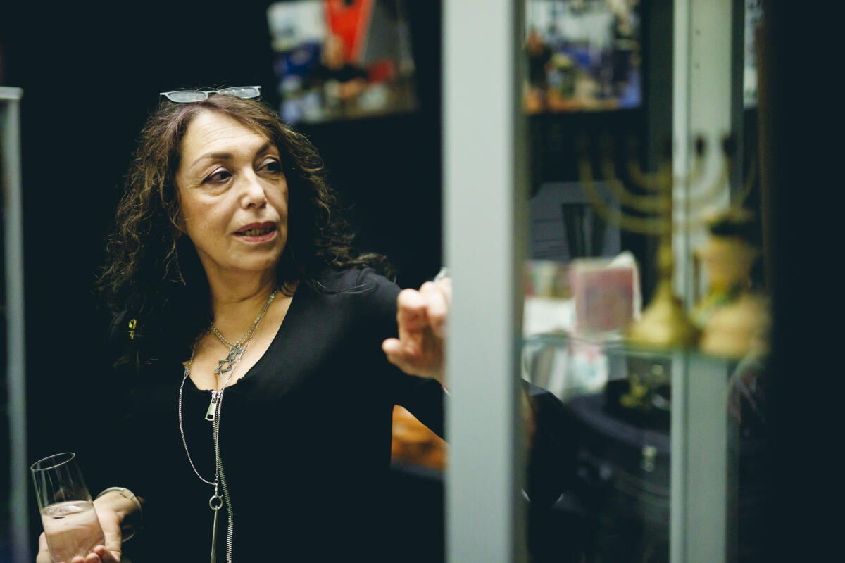  Ernesta (Era) Freidzon (im Bild), Künstlerin und Kuratorin der Ausstellung "Gesetz zum Leben: Wie jüdische Kontingentflüchtlinge in Deutschland ankamen" führt Besucher durch die Ausstellung in der Halle des Paul-Löbe-Hauses.