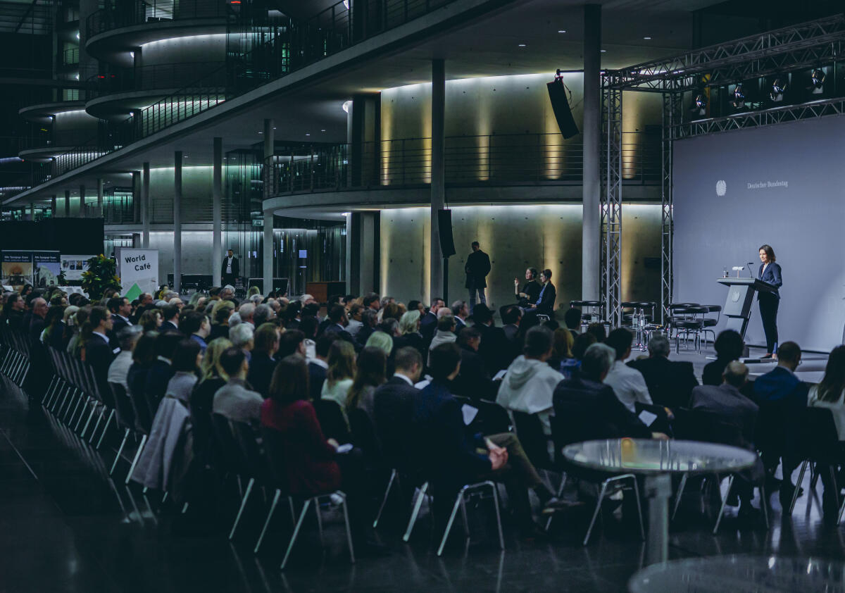  Ausstellungseröffnung "Gesetz zum Leben: Wie jüdische Kontingentflüchtlinge in Deutschland ankamen" in der Halle des Paul-Löbe-Hauses. Hier Lena Altman (im Bild), Co-CEO der Alfred Landecker Foundation, während ihrer Rede.
