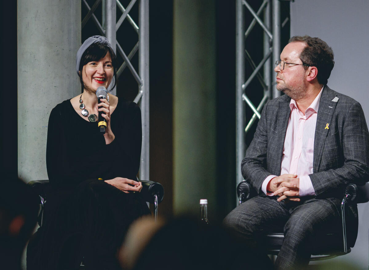  Podiumsdiskussion im Rahmen der Ausstellungseröffnung "Gesetz zum Leben: Wie jüdische Kontingentflüchtlinge in Deutschland ankamen" in der Halle des Paul-Löbe-Hauses mit (vlnr) Dr. Anastassia, Pletoukhina, Sozialwissenschaftlerin und Direktorin des Nevatim-Programms der Jewish Agency for Israel, und Dimitrij Belkin, Historiker und CEO der Nathan Peter Levinson Stiftung.
