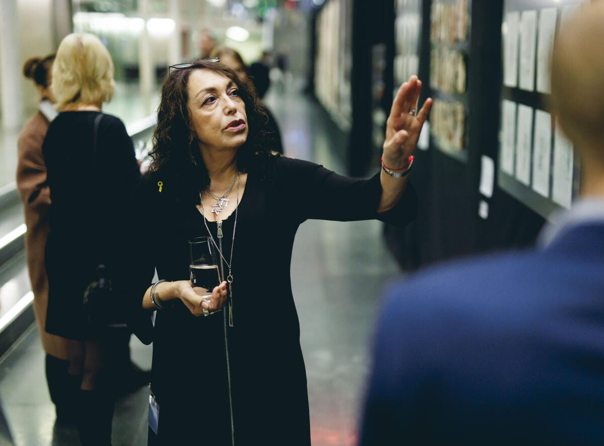  Ernesta (Era) Freidzon (im Bild), Künstlerin und Kuratorin der Ausstellung "Gesetz zum Leben: Wie jüdische Kontingentflüchtlinge in Deutschland ankamen" führt Besucher durch die Ausstellung in der Halle des Paul-Löbe-Hauses.