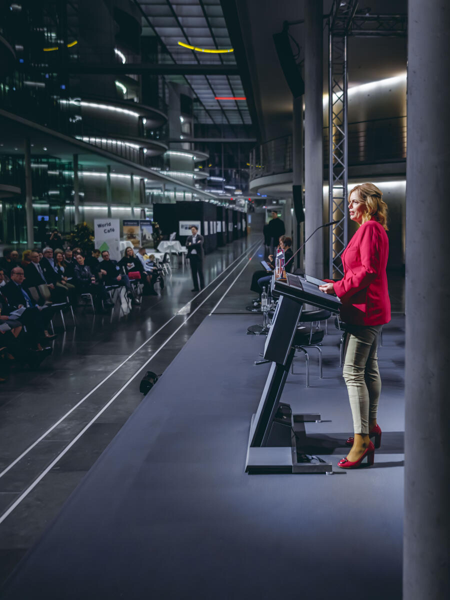 Klöckner, Julia Bundestagspräsidentin Julia Klöckner (im Bild), CDU/CSU, MdB, eröffnet die Ausstellung "Gesetz zum Leben: Wie jüdische Kontingentflüchtlinge in Deutschland ankamen" in der Halle des Paul-Löbe-Hauses.
