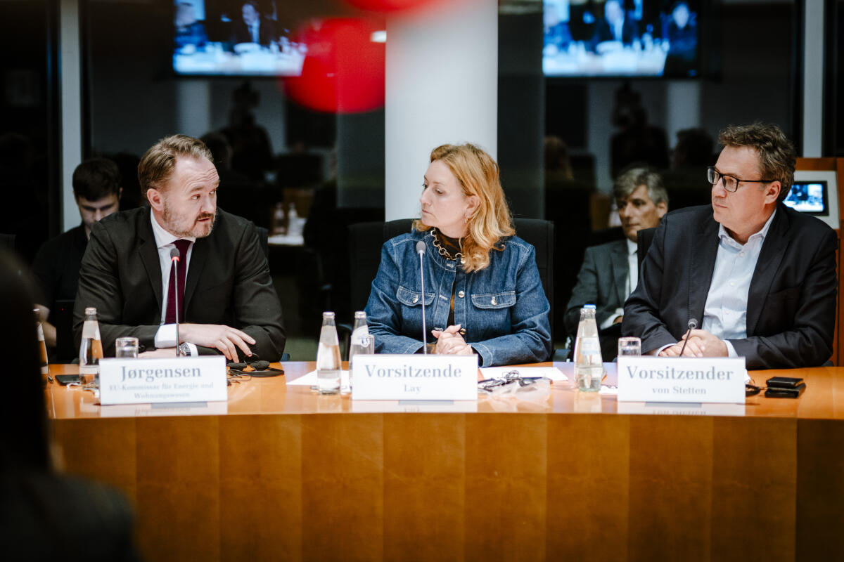 Lay, Caren; Stetten, Christian Freiherr von Dan Jørgensen, Kommissar der Europäischen Union für Energie und Wohnungswesen zu Gast im Ausschuss für Wirtschaft und Energie. Vlnr:  Dan Jørgensen, Kommissar der Europäischen Union für Energie und Wohnungswesen, Caren Lay, Die Linke, MdB, Vorsitzende des Ausschusses für Wohnen, Stadtentwicklung, Bauwesen und Kommunen, Christian Freiherr von Stetten, CDU/CSU, MdB, Vorsitzender des Ausschusses für Wirtschaft und Energie