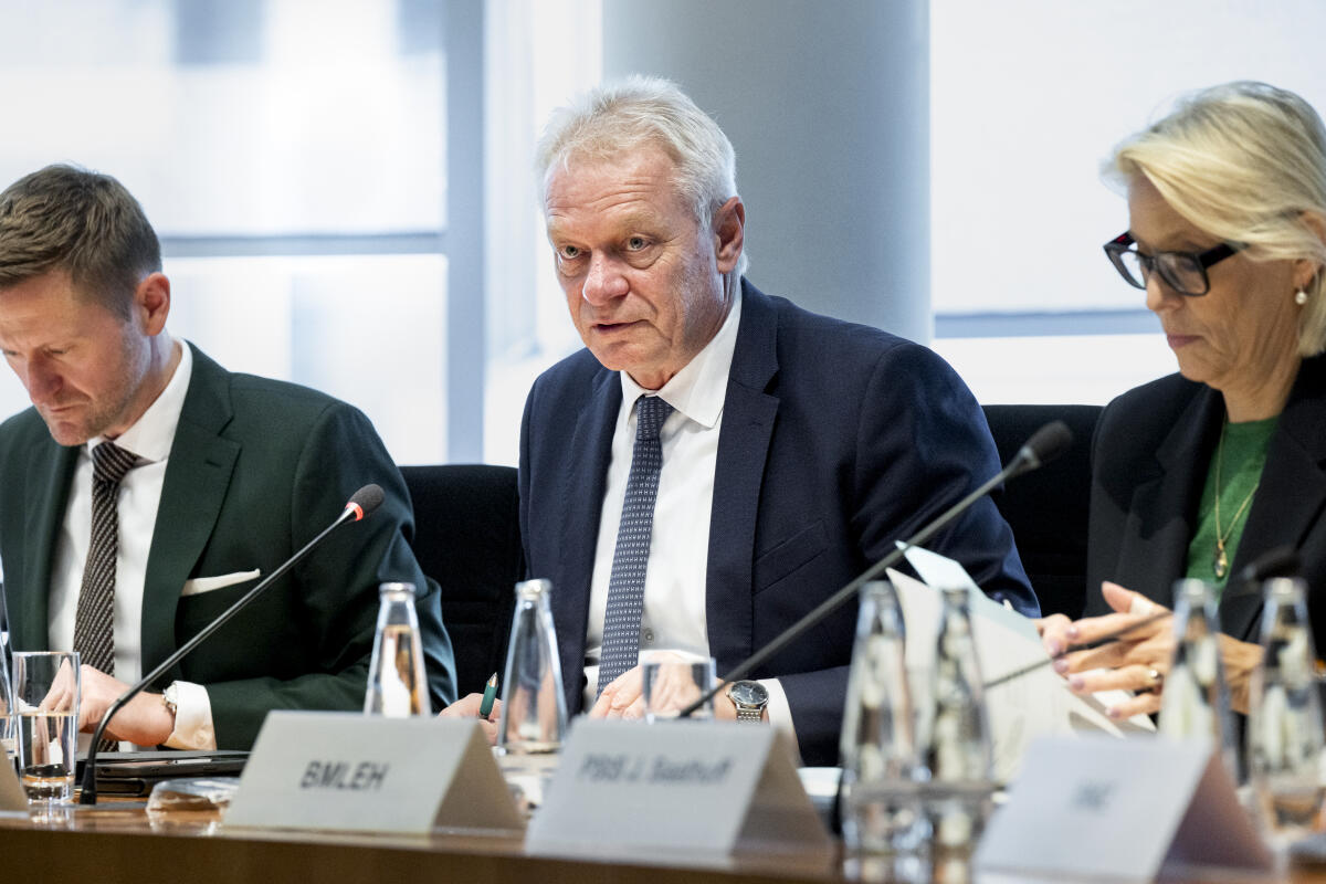 Stefinger, Wolfgang; Rainer, Alois Bundesminister für Landwirtschaft, Ernährung und Heimat, Alois Rainer, CDU/CSU, MdB,(BMLEH) redet im Ausschuss für wirtschaftliche Zusammenarbeit und Entwicklung.