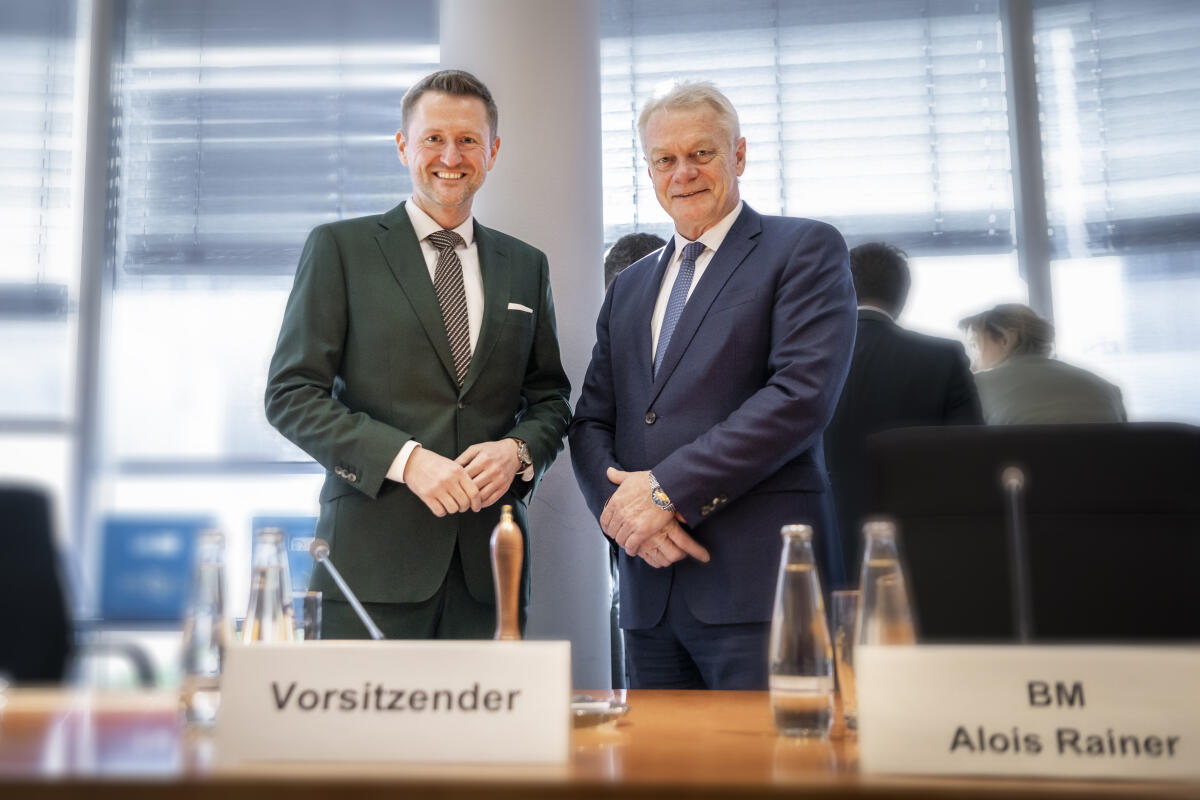 Stefinger, Wolfgang; Rainer, Alois Der Vorsitzender des Ausschusses für wirtschaftliche Zusammenarbeit und Entwicklung, Dr. Wolfgang Stefinger, CDU/CSU, MdB, begrüßt den Bundesminister für Landwirtschaft, Ernährung und Heimat Alois Rainer, im Ausschuss