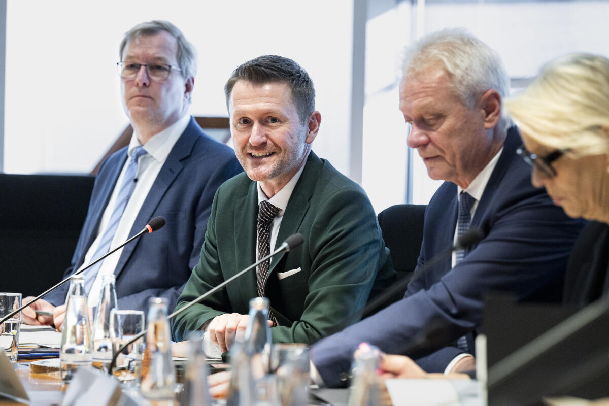 Stefinger, Wolfgang; Rainer, Alois Vorsitzender des Ausschusses für wirtschaftliche Zusammenarbeit und Entwicklung, Dr. Wolfgang Stefinger, CDU/CSU, MdB, begrüßt den Bundesminister für Landwirtschaft, Ernährung und Heimat, Alois Rainer, im Ausschuss.