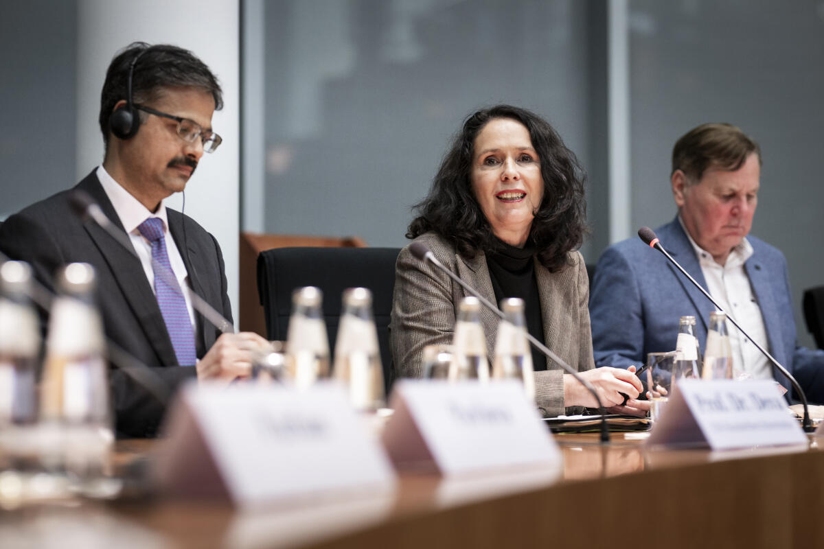 Surya Deva; Elisabeth Winkelmeier-Becker Elisabeth Winkelmeier-Becker, CDU/CSU begrüßt Surya Deva, UN-Sonderberichterstatter für das Recht auf Entwicklung im Ausschuss des Parlamentarischen Beirates für nachhaltige Entwicklung und Zukunftsfragen