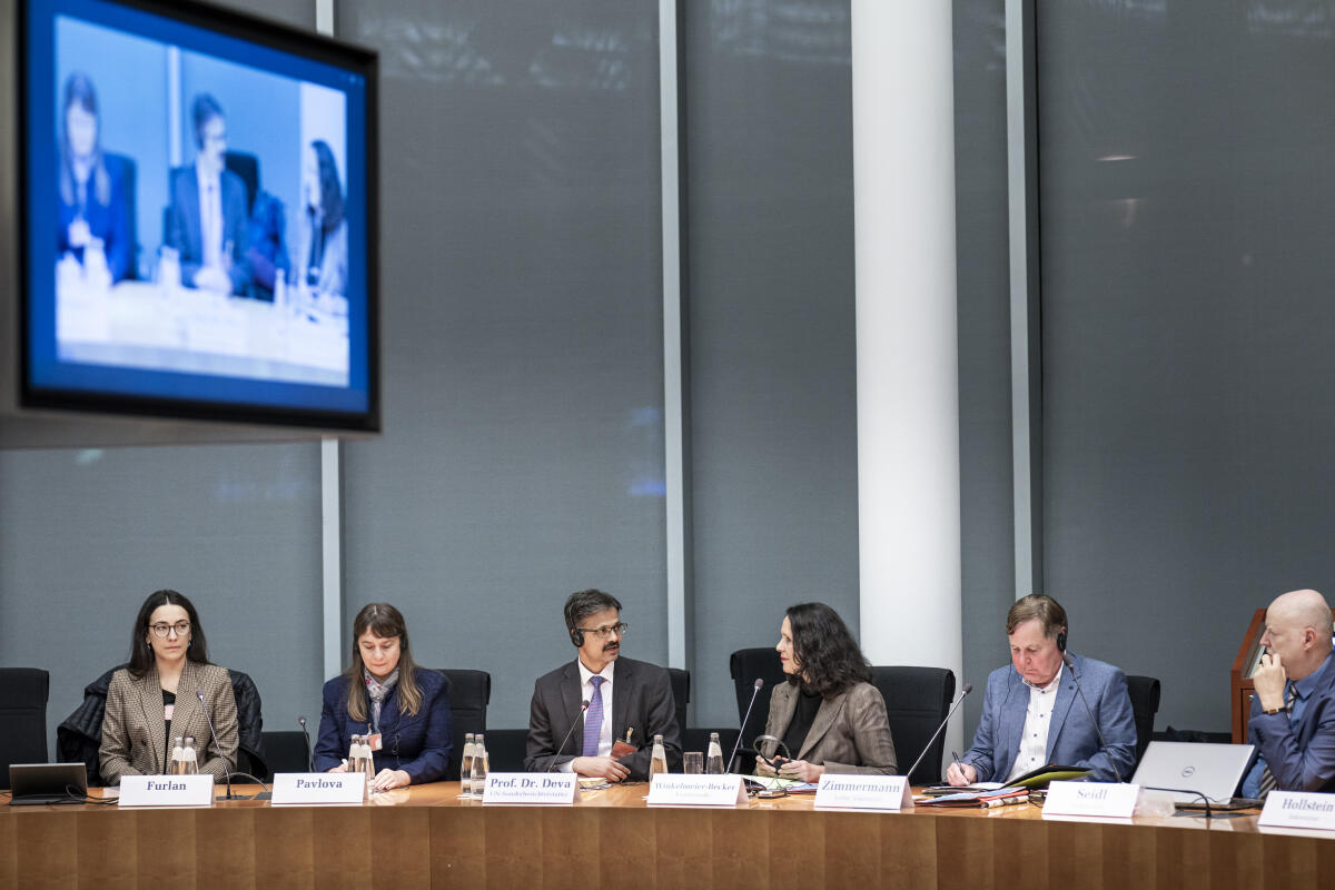 3.v.li: Surya Deva; 3.v.re: Elisabeth Winkelmeier-Becker Surya Deva, UN-Sonderberichterstatter für das Recht auf Entwicklung spricht im Ausschuss für Ausschussvorsitzende des Parlamentarischen Beirates für nachhaltige Entwicklung und Zukunftsfragen