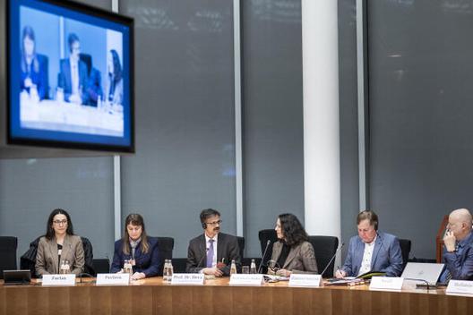 3.v.li: Surya Deva; 3.v.re: Elisabeth Winkelmeier-Becker Paul-Löbe-Haus; Ausschusssaal