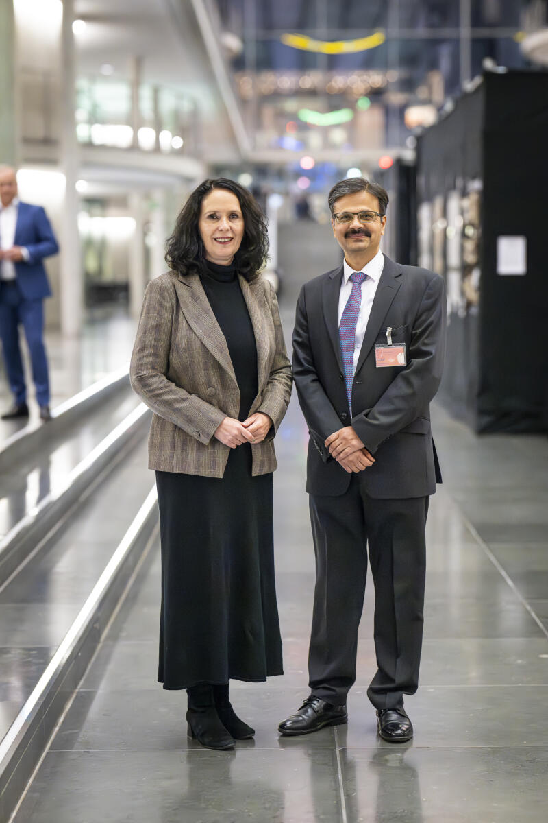 Elisabeth Winkelmeier-Becker; Surya Deva Ausschussvorsitzende Elisabeth Winkelmeier-Becker, CDU/CSU, MdB, gegrüßt Surya Deva, UN-Sonderberichterstatter für das Recht auf Entwicklung vor Beginn der Ausschusssitzung des Parlamentarischen Beirates für nachhaltige Entwicklung und Zukunftsfragen