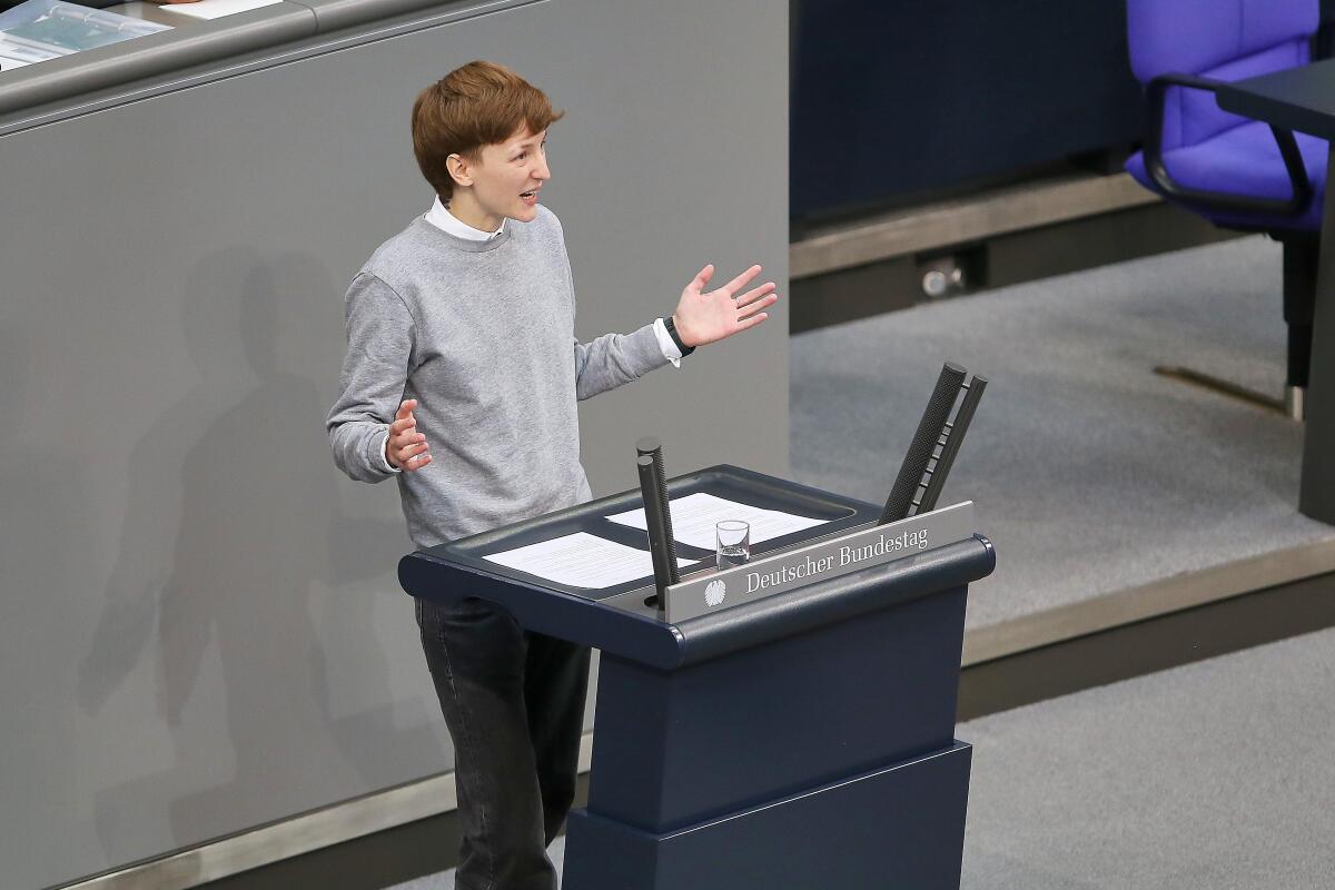 Lenhard, Rebecca Rebecca Lenhard, Bündnis 90/Die Grünen, MdB, hält eine Rede zu TOP 34 "Digitale Souveränität, Europäische KI-Verordnung" im Plenum. 