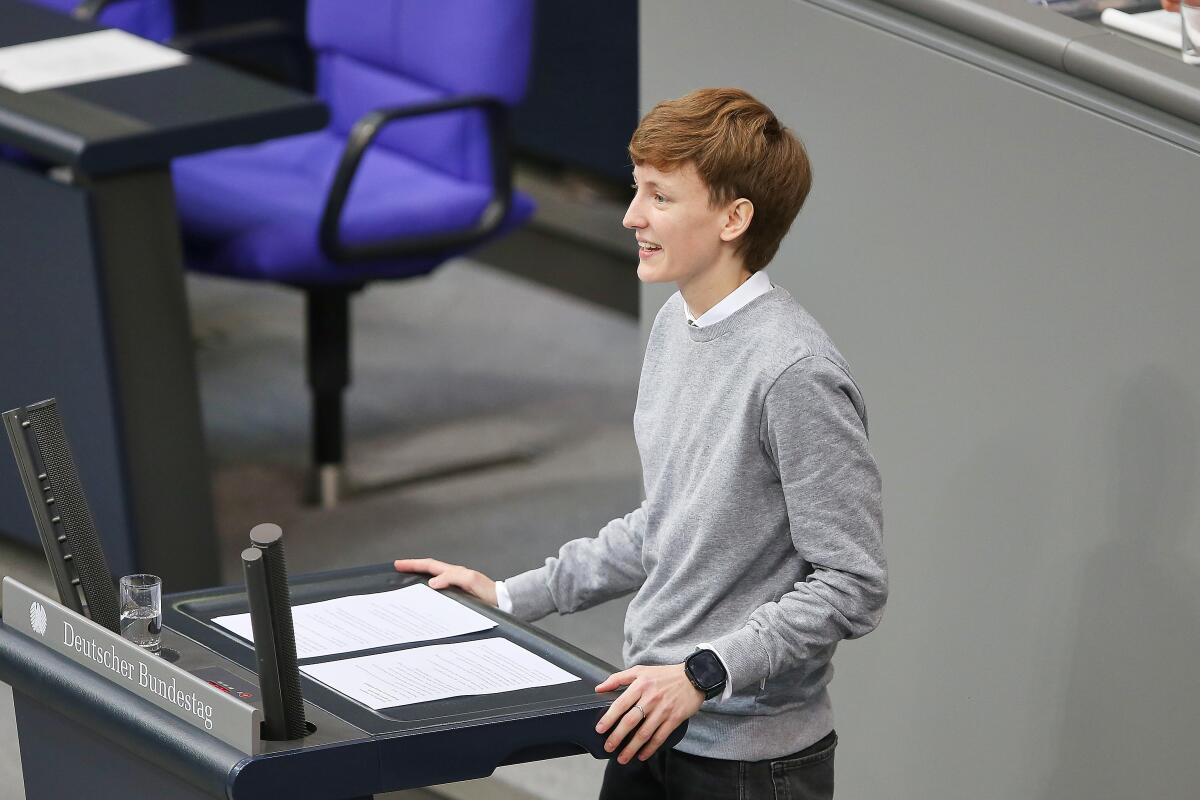 Lenhard, Rebecca Rebecca Lenhard, Bündnis 90/Die Grünen, MdB, hält eine Rede zu TOP 34 "Digitale Souveränität, Europäische KI-Verordnung" im Plenum. 