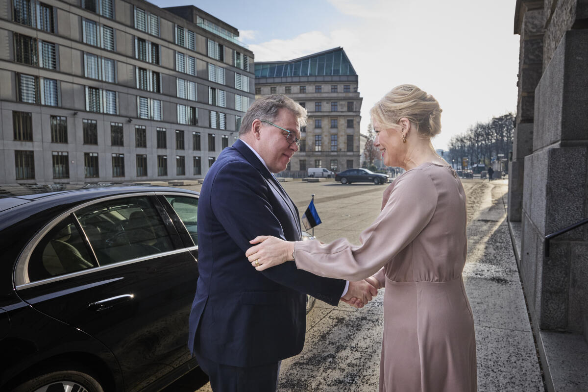 Klöckner, Julia Bundestagspräsidentin Julia Klöckner (r), CDU/CSU, MdB, empfängt den Präsidenten des Riigikogu der Republik Estland, Lauri Hussar (l), zum Gespräch. Hier bei der Begrüßung am Ostportal.
