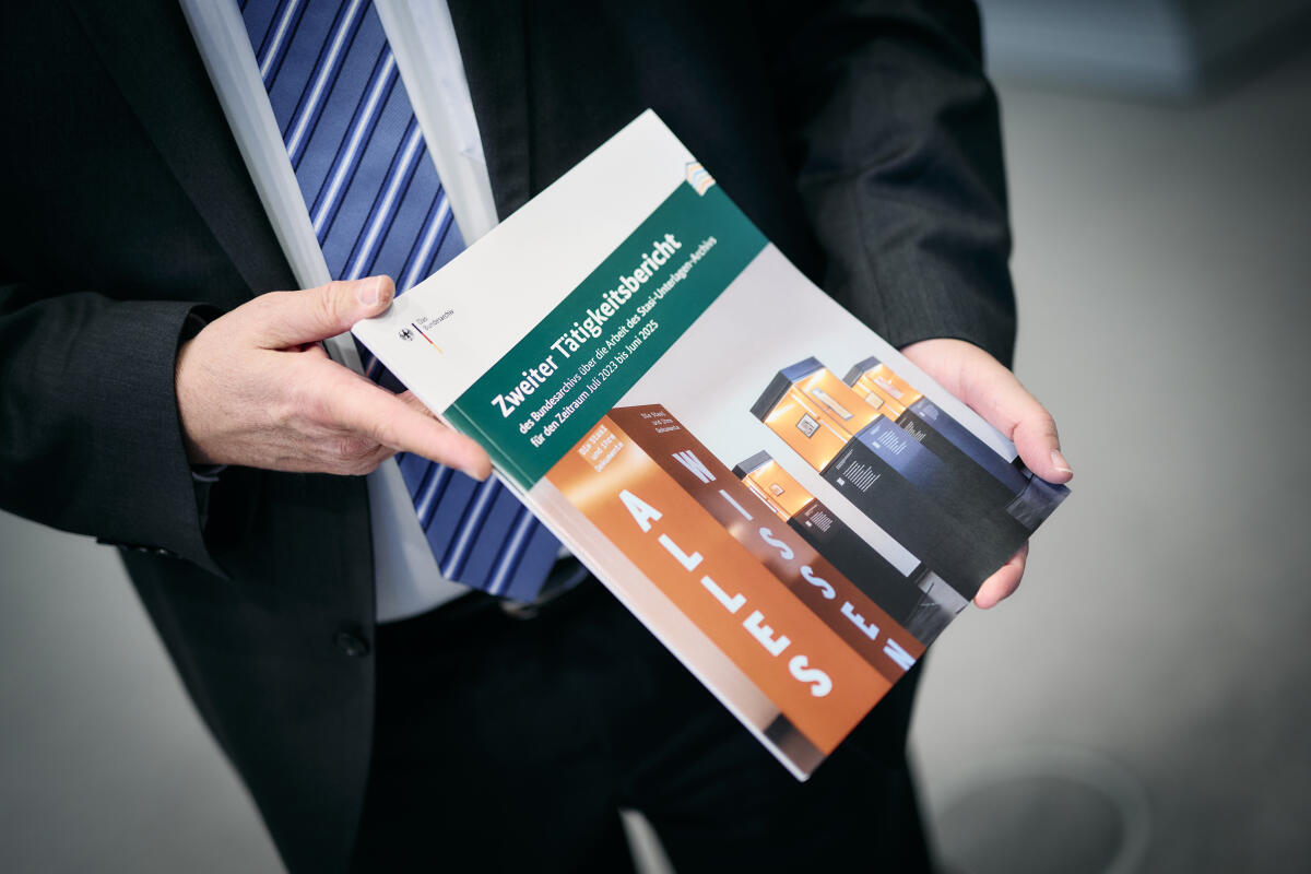  Bundestagspräsidentin Julia Klöckner, CDU/CSU, MdB, nimmt den Tätigkeitsbericht des Bundesarchivs über die im Stasi-Unterlagen-Gesetz genannten Aufgaben entgegen. Hier Blick auf den Bericht.