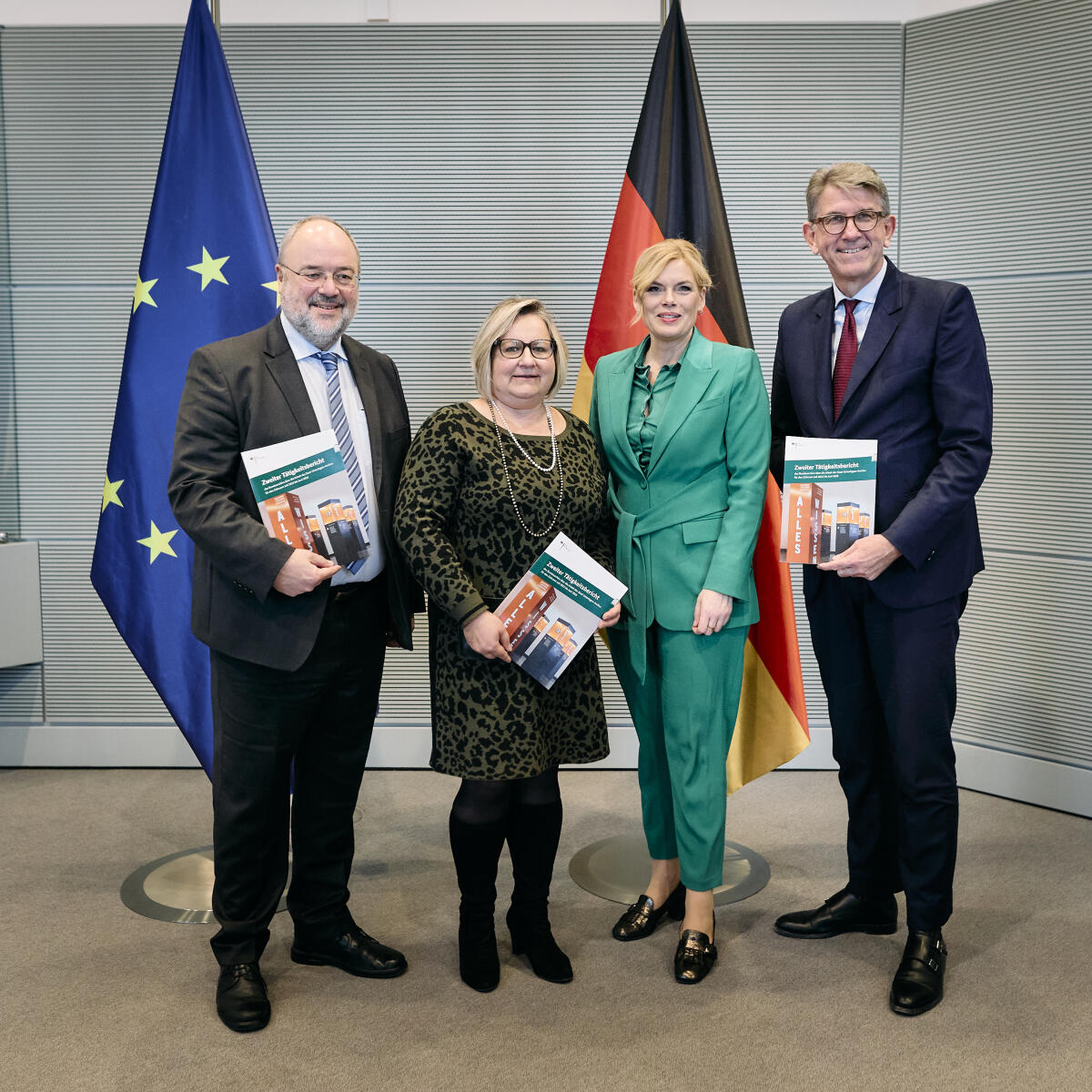  Bundestagspräsidentin Julia Klöckner (2vr), CDU/CSU, MdB, nimmt den Tätigkeitsbericht des Bundesarchivs über die im Stasi-Unterlagen-Gesetz genannten Aufgaben entgegen.